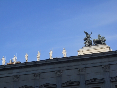 Statue sul tetto del parlamento